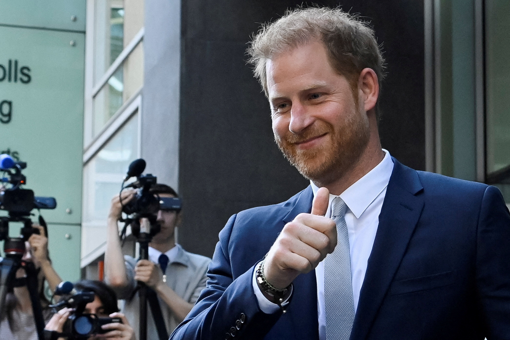 Rei Charles está muito ocupado para ver príncipe Harry em viagem ao Reino Unido