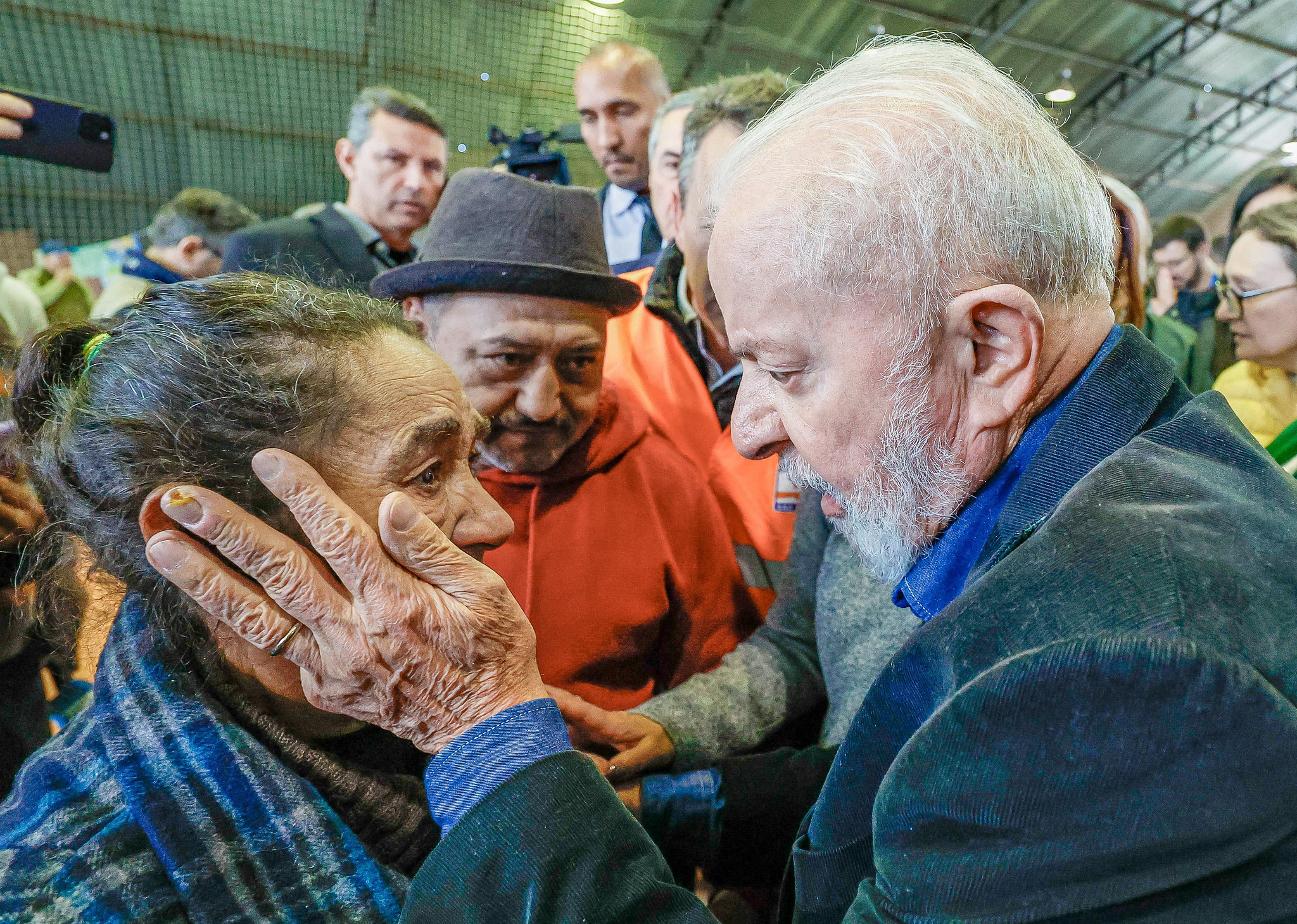 “Todo mundo vai ter sua casinha”, diz Lula em visita a abrigo no Rio Grande do Sul